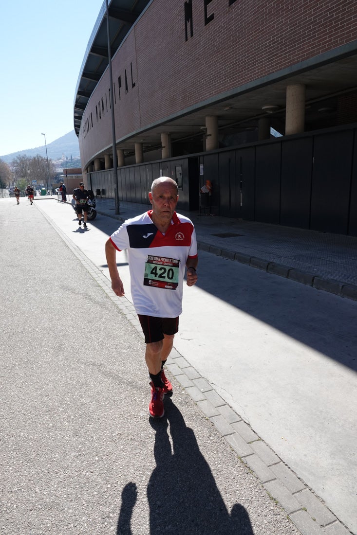 El reguero de atletas es amplio. Las piernas pesan en algunos momentos pero el objetivo de llegar a meta se mantiene. Si has participado en la carrera de fondo de Loja, prueba suerte a ver si te hemos retratado a lo largo del recorrido.