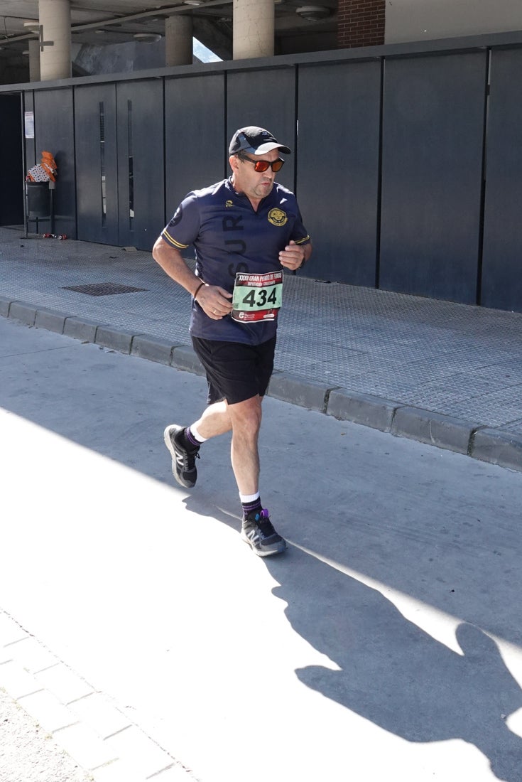 El reguero de atletas es amplio. Las piernas pesan en algunos momentos pero el objetivo de llegar a meta se mantiene. Si has participado en la carrera de fondo de Loja, prueba suerte a ver si te hemos retratado a lo largo del recorrido.