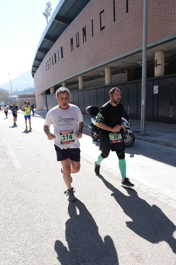 El reguero de atletas es amplio. Las piernas pesan en algunos momentos pero el objetivo de llegar a meta se mantiene. Si has participado en la carrera de fondo de Loja, prueba suerte a ver si te hemos retratado a lo largo del recorrido.