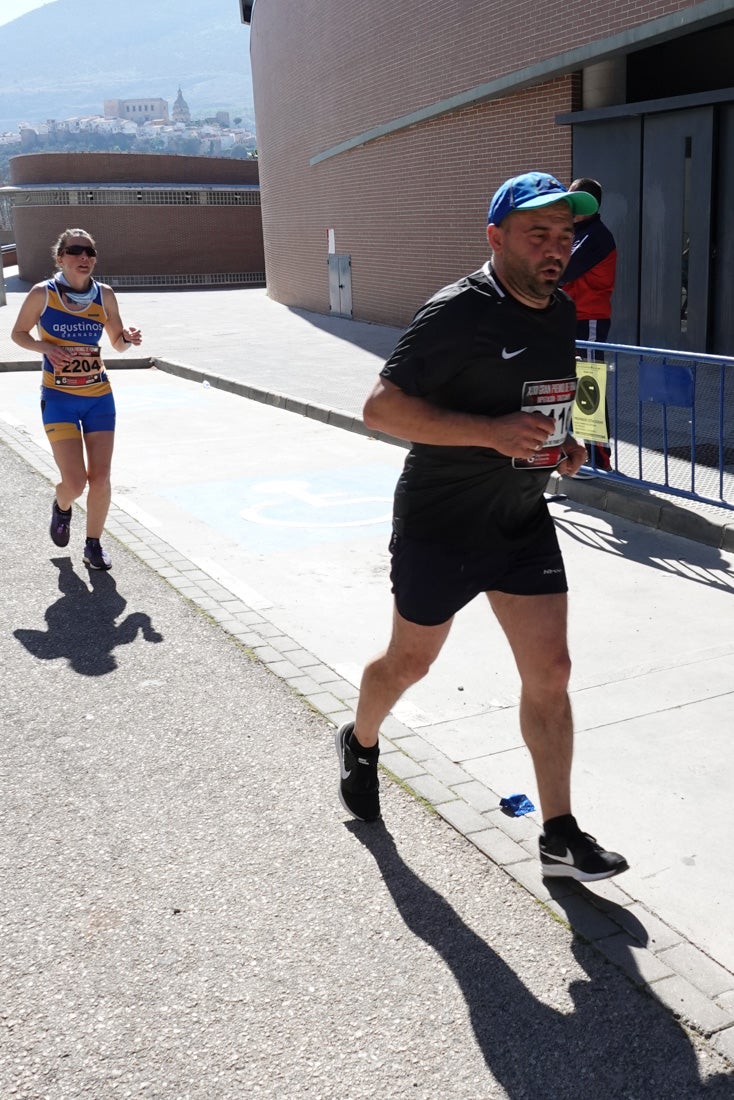 El reguero de atletas es amplio. Las piernas pesan en algunos momentos pero el objetivo de llegar a meta se mantiene. Si has participado en la carrera de fondo de Loja, prueba suerte a ver si te hemos retratado a lo largo del recorrido.