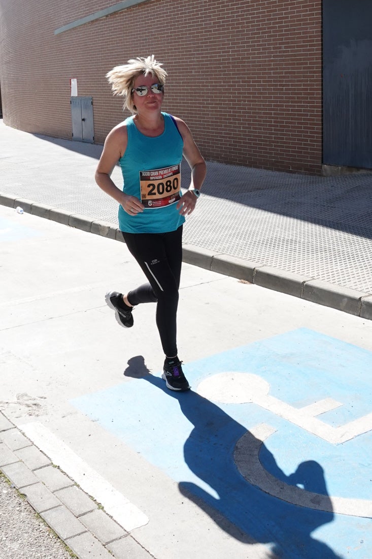 El reguero de atletas es amplio. Las piernas pesan en algunos momentos pero el objetivo de llegar a meta se mantiene. Si has participado en la carrera de fondo de Loja, prueba suerte a ver si te hemos retratado a lo largo del recorrido.