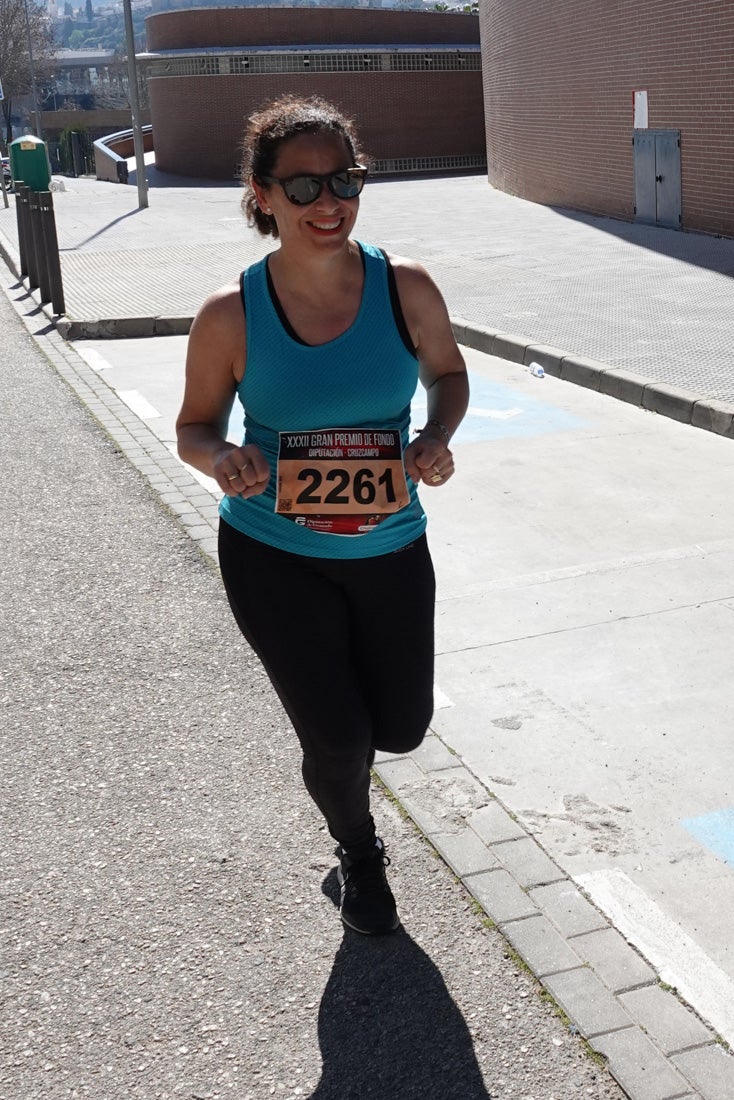 El reguero de atletas es amplio. Las piernas pesan en algunos momentos pero el objetivo de llegar a meta se mantiene. Si has participado en la carrera de fondo de Loja, prueba suerte a ver si te hemos retratado a lo largo del recorrido.