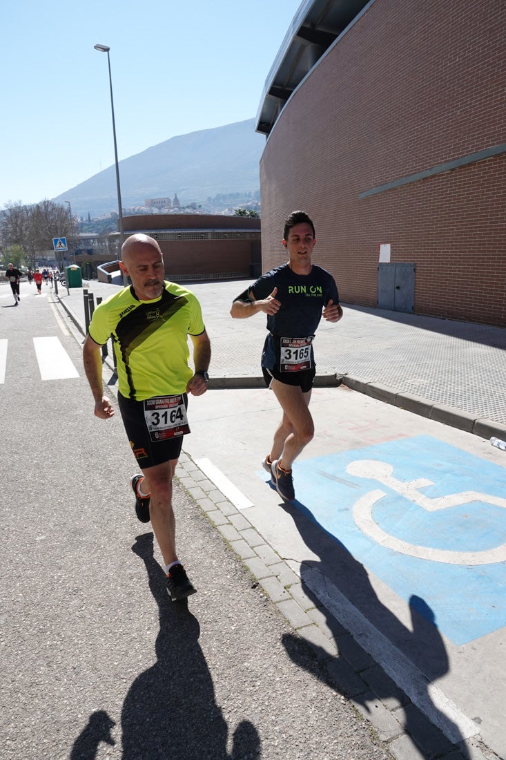 El reguero de atletas es amplio. Las piernas pesan en algunos momentos pero el objetivo de llegar a meta se mantiene. Si has participado en la carrera de fondo de Loja, prueba suerte a ver si te hemos retratado a lo largo del recorrido.