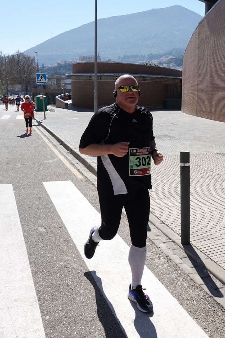 El reguero de atletas es amplio. Las piernas pesan en algunos momentos pero el objetivo de llegar a meta se mantiene. Si has participado en la carrera de fondo de Loja, prueba suerte a ver si te hemos retratado a lo largo del recorrido.