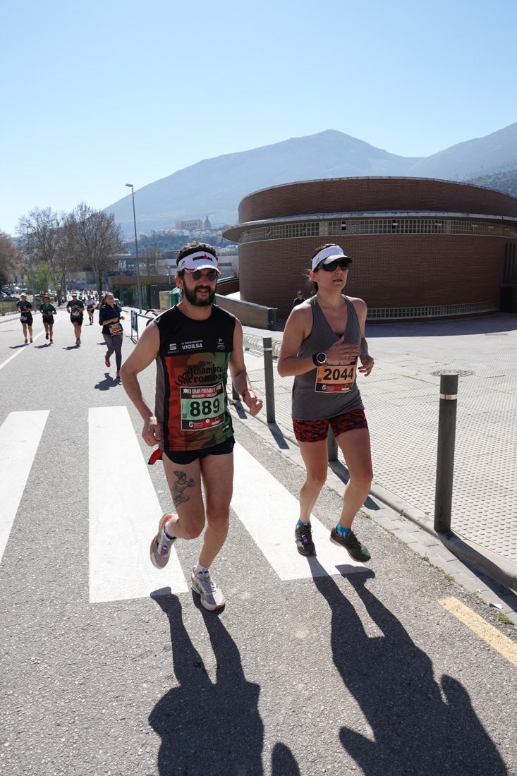 El reguero de atletas es amplio. Las piernas pesan en algunos momentos pero el objetivo de llegar a meta se mantiene. Si has participado en la carrera de fondo de Loja, prueba suerte a ver si te hemos retratado a lo largo del recorrido.