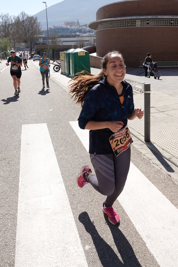 El reguero de atletas es amplio. Las piernas pesan en algunos momentos pero el objetivo de llegar a meta se mantiene. Si has participado en la carrera de fondo de Loja, prueba suerte a ver si te hemos retratado a lo largo del recorrido.