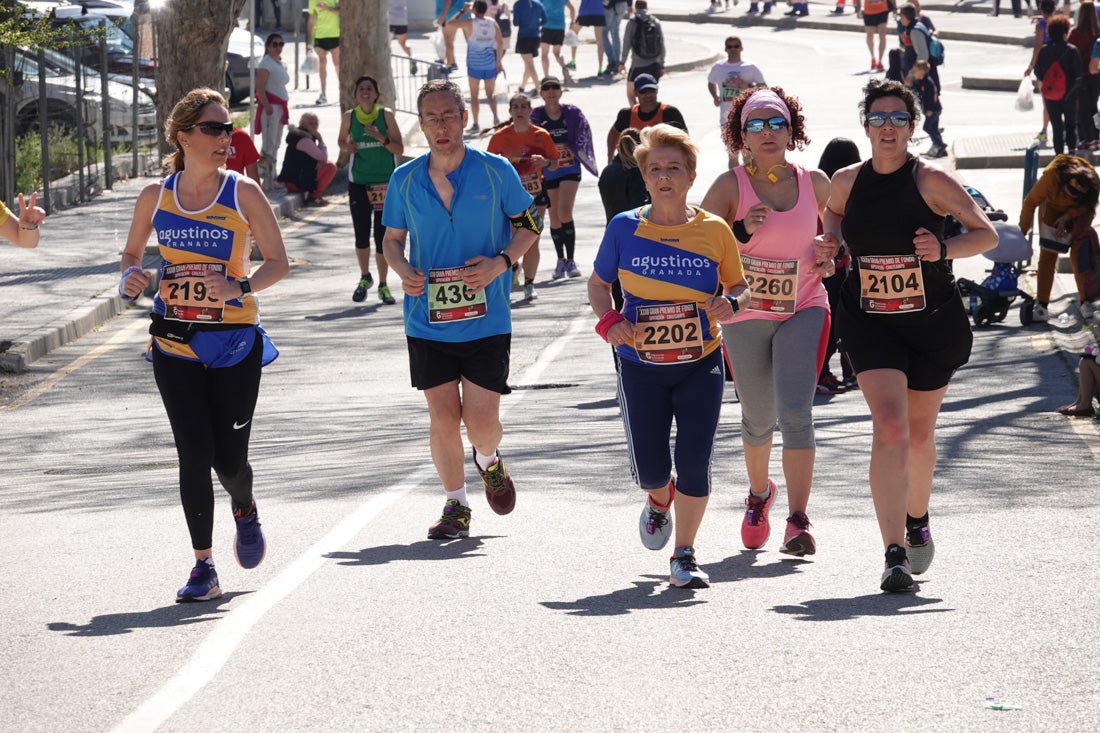 El reguero de atletas es amplio. Las piernas pesan en algunos momentos pero el objetivo de llegar a meta se mantiene. Si has participado en la carrera de fondo de Loja, prueba suerte a ver si te hemos retratado a lo largo del recorrido.