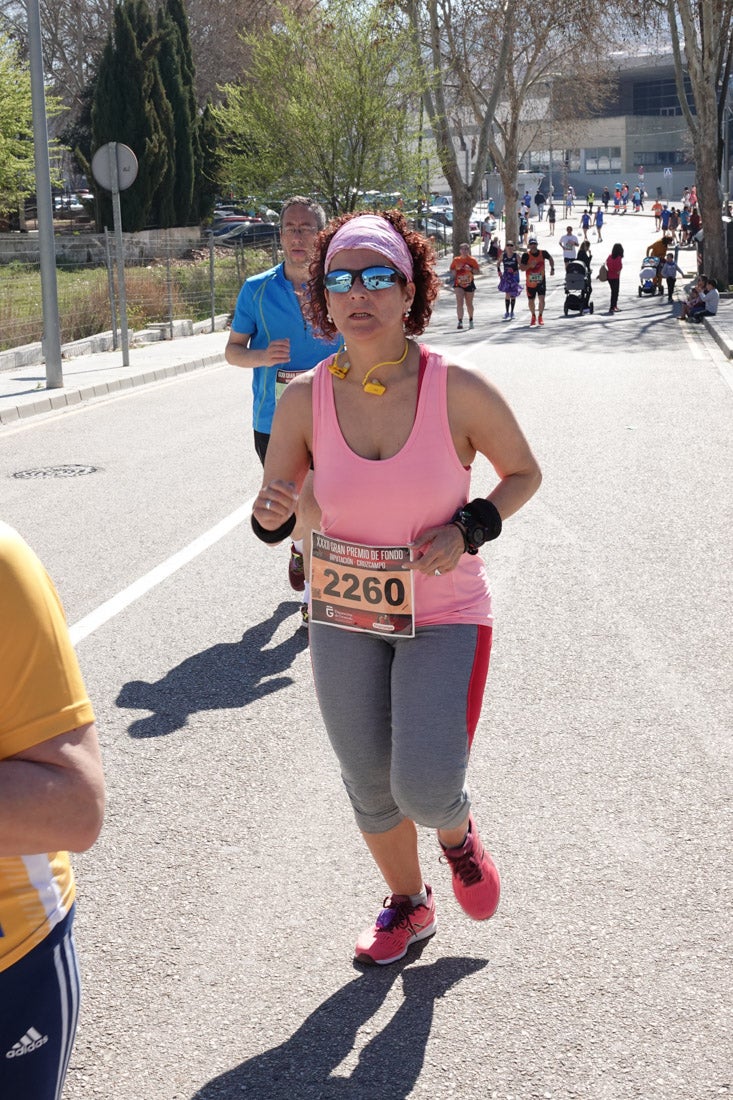 El reguero de atletas es amplio. Las piernas pesan en algunos momentos pero el objetivo de llegar a meta se mantiene. Si has participado en la carrera de fondo de Loja, prueba suerte a ver si te hemos retratado a lo largo del recorrido.