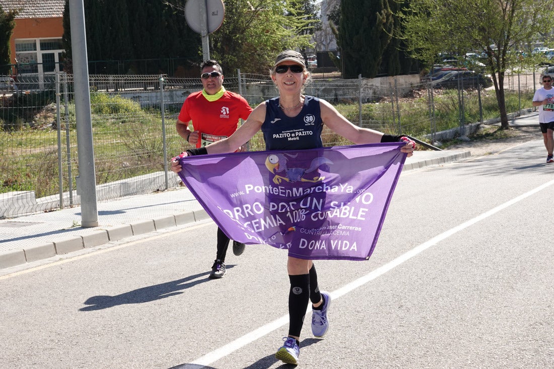 El reguero de atletas es amplio. Las piernas pesan en algunos momentos pero el objetivo de llegar a meta se mantiene. Si has participado en la carrera de fondo de Loja, prueba suerte a ver si te hemos retratado a lo largo del recorrido.