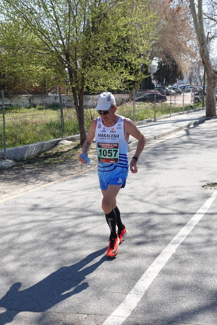 El reguero de atletas es amplio. Las piernas pesan en algunos momentos pero el objetivo de llegar a meta se mantiene. Si has participado en la carrera de fondo de Loja, prueba suerte a ver si te hemos retratado a lo largo del recorrido.