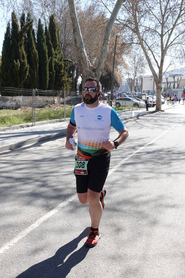 El reguero de atletas es amplio. Las piernas pesan en algunos momentos pero el objetivo de llegar a meta se mantiene. Si has participado en la carrera de fondo de Loja, prueba suerte a ver si te hemos retratado a lo largo del recorrido.