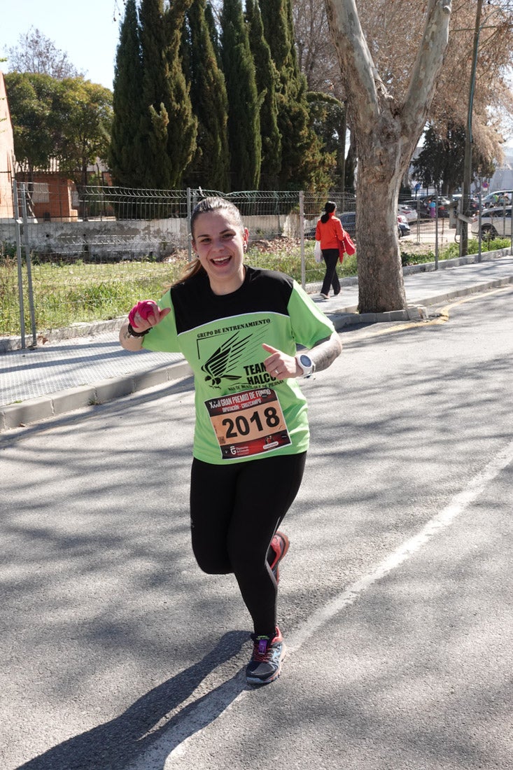 El reguero de atletas es amplio. Las piernas pesan en algunos momentos pero el objetivo de llegar a meta se mantiene. Si has participado en la carrera de fondo de Loja, prueba suerte a ver si te hemos retratado a lo largo del recorrido.