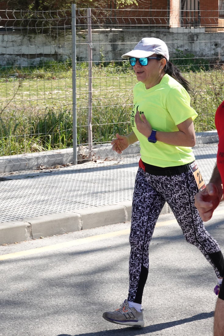 El reguero de atletas es amplio. Las piernas pesan en algunos momentos pero el objetivo de llegar a meta se mantiene. Si has participado en la carrera de fondo de Loja, prueba suerte a ver si te hemos retratado a lo largo del recorrido.