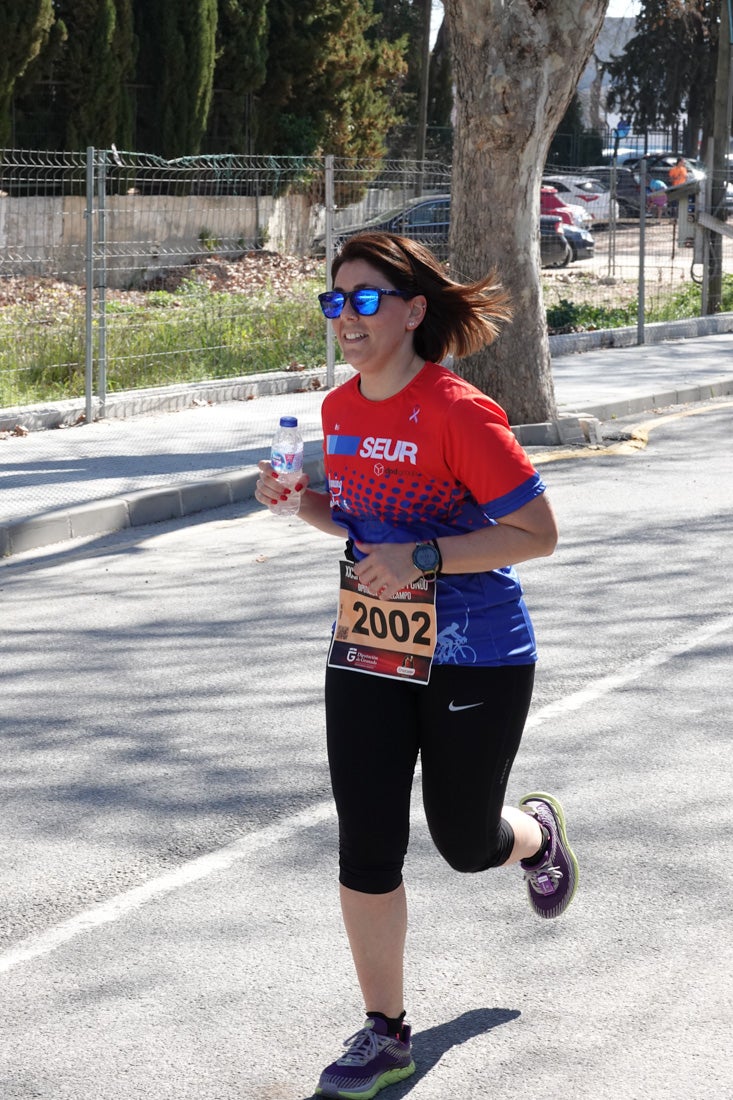 El reguero de atletas es amplio. Las piernas pesan en algunos momentos pero el objetivo de llegar a meta se mantiene. Si has participado en la carrera de fondo de Loja, prueba suerte a ver si te hemos retratado a lo largo del recorrido.