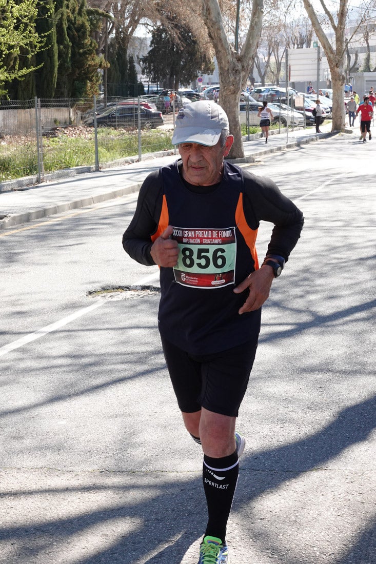 El reguero de atletas es amplio. Las piernas pesan en algunos momentos pero el objetivo de llegar a meta se mantiene. Si has participado en la carrera de fondo de Loja, prueba suerte a ver si te hemos retratado a lo largo del recorrido.