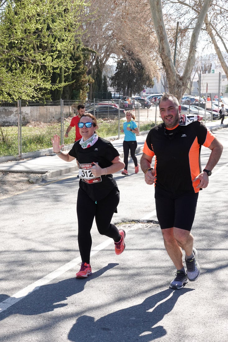 El reguero de atletas es amplio. Las piernas pesan en algunos momentos pero el objetivo de llegar a meta se mantiene. Si has participado en la carrera de fondo de Loja, prueba suerte a ver si te hemos retratado a lo largo del recorrido.