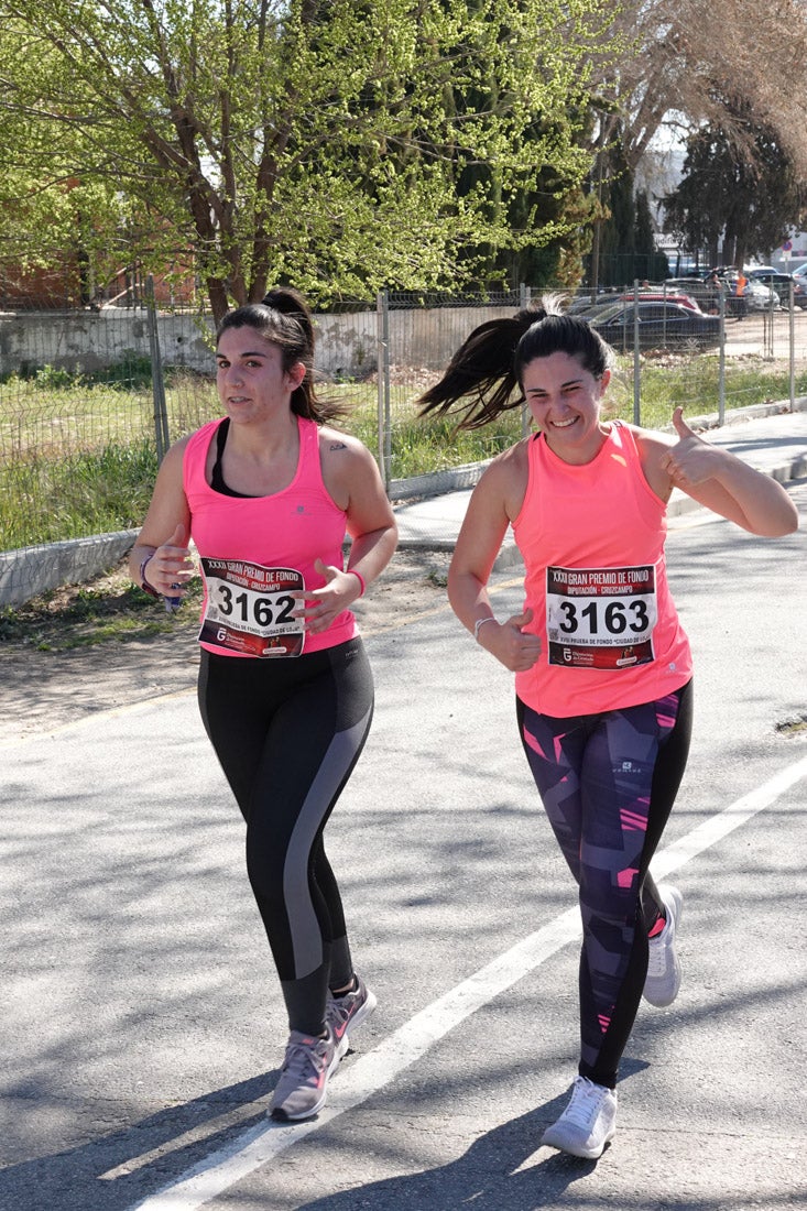 El reguero de atletas es amplio. Las piernas pesan en algunos momentos pero el objetivo de llegar a meta se mantiene. Si has participado en la carrera de fondo de Loja, prueba suerte a ver si te hemos retratado a lo largo del recorrido.