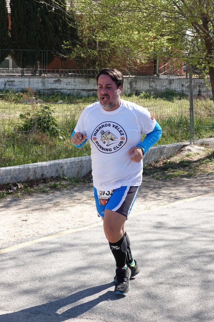 El reguero de atletas es amplio. Las piernas pesan en algunos momentos pero el objetivo de llegar a meta se mantiene. Si has participado en la carrera de fondo de Loja, prueba suerte a ver si te hemos retratado a lo largo del recorrido.