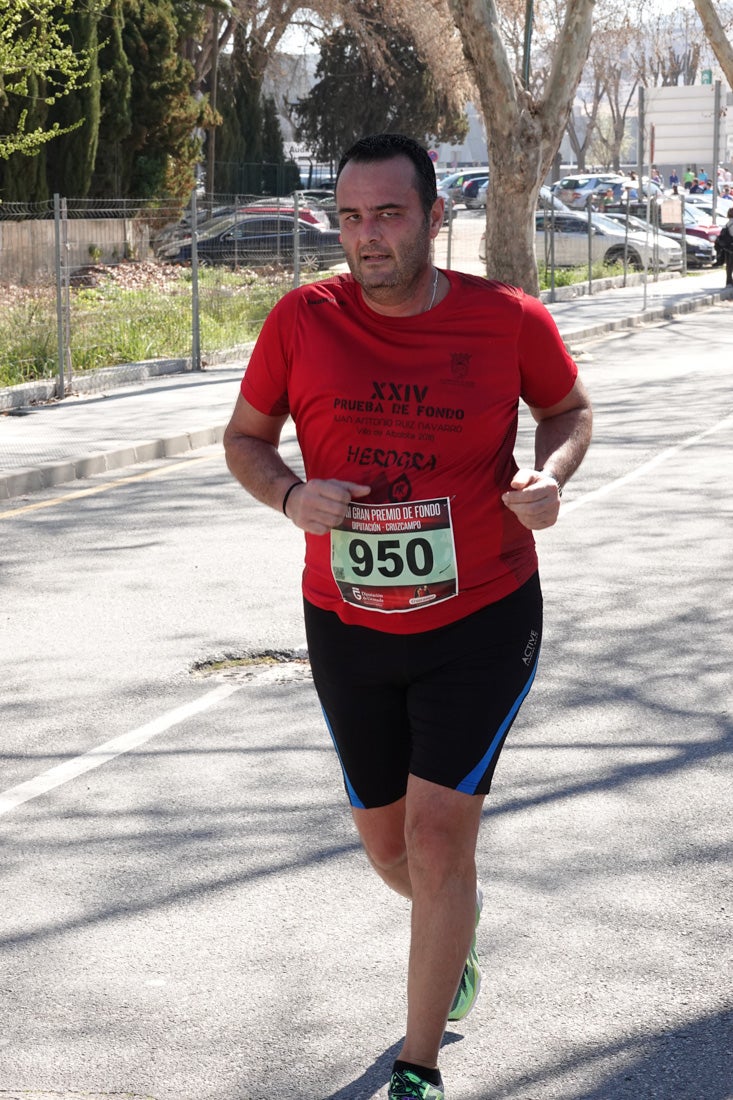 El reguero de atletas es amplio. Las piernas pesan en algunos momentos pero el objetivo de llegar a meta se mantiene. Si has participado en la carrera de fondo de Loja, prueba suerte a ver si te hemos retratado a lo largo del recorrido.