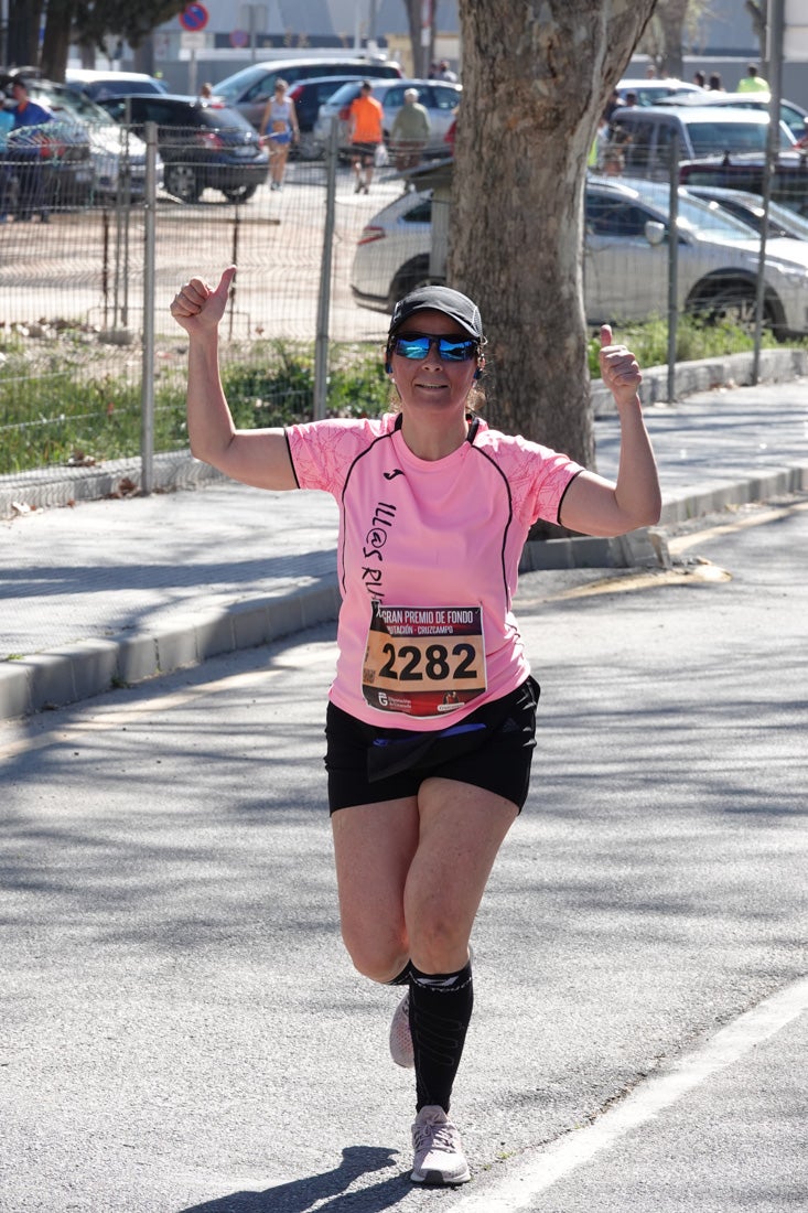 El reguero de atletas es amplio. Las piernas pesan en algunos momentos pero el objetivo de llegar a meta se mantiene. Si has participado en la carrera de fondo de Loja, prueba suerte a ver si te hemos retratado a lo largo del recorrido.