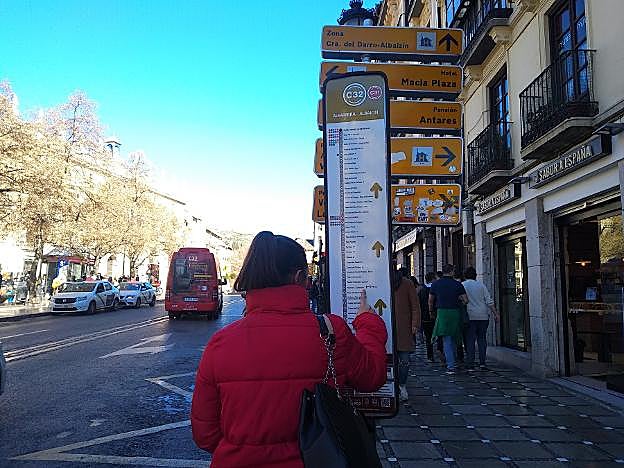 Una chica observa el itinerario del C32 en Plaza Nueva.