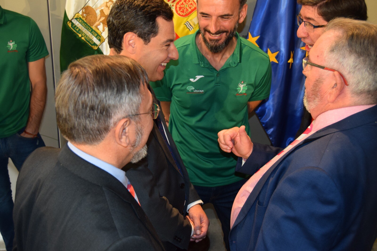 El presidente de la Junta de Andalucía, Juanma Moreno Bonilla, ha recibido este martes al Unicaja Almería de voleibol para felicitarles por su triunfo en la Copa del Rey, trofeo que el club ahorrista ha ofrecido al dirigente andaluz. Moreno Bonilla, al que han obsequiado con una camiseta, ha mostrado su apoyo a la entidad y al equipo y ha prometido que apoyará al proyecto almeriense para que regrese a las competiciones europeas. 