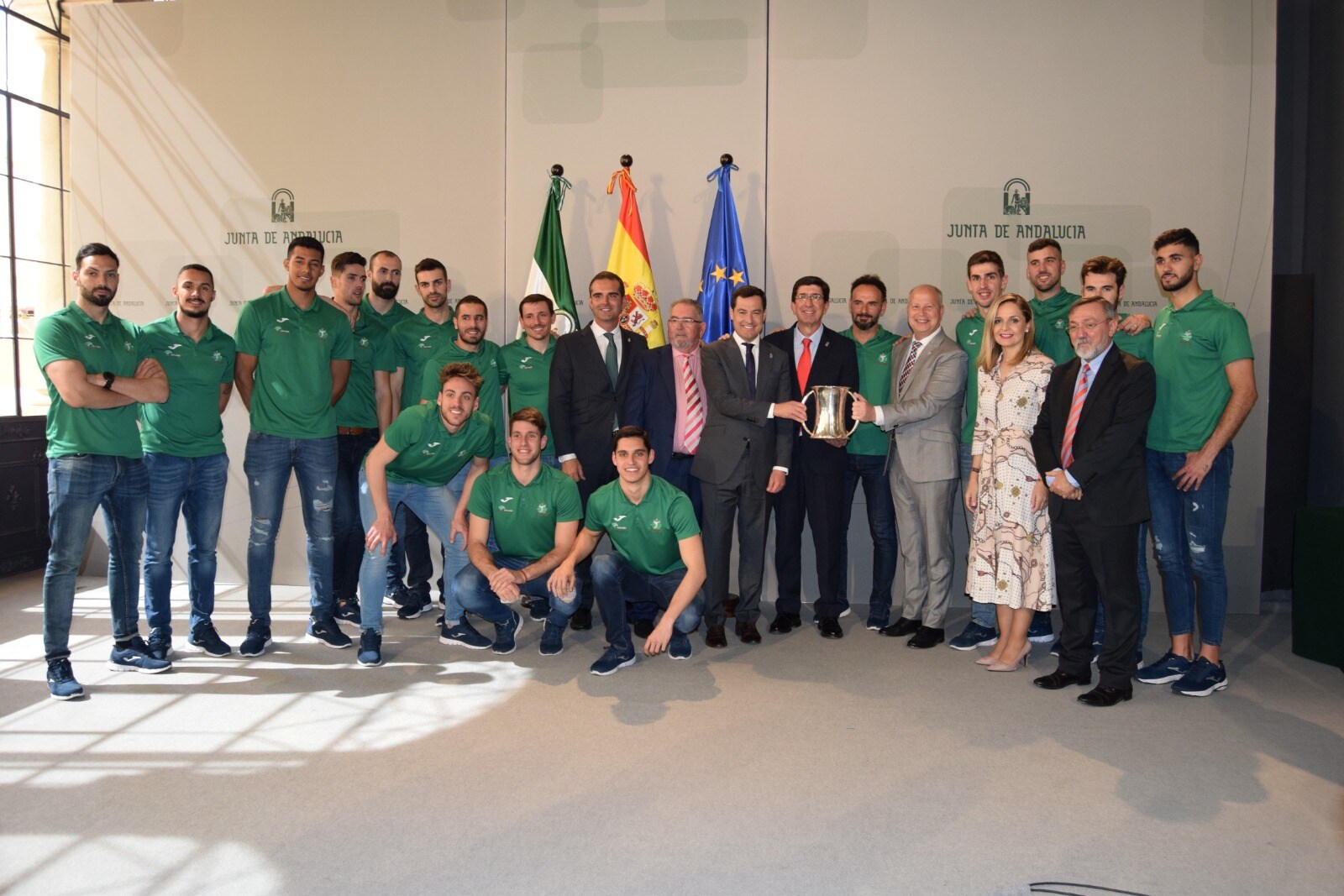 El presidente de la Junta de Andalucía, Juanma Moreno Bonilla, ha recibido este martes al Unicaja Almería de voleibol para felicitarles por su triunfo en la Copa del Rey, trofeo que el club ahorrista ha ofrecido al dirigente andaluz. Moreno Bonilla, al que han obsequiado con una camiseta, ha mostrado su apoyo a la entidad y al equipo y ha prometido que apoyará al proyecto almeriense para que regrese a las competiciones europeas. 