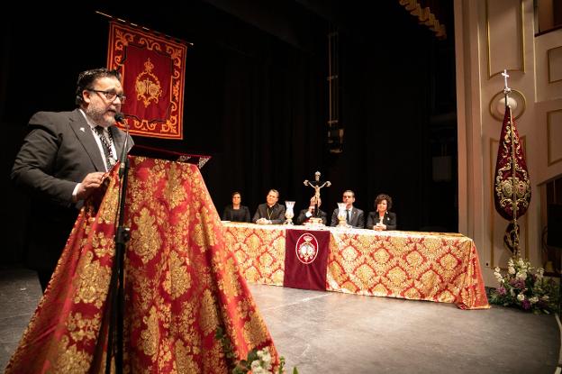 El periodista Alfredo Casas durante la lectura de su pregón de la Semana Santa en el Teatro Apolo.