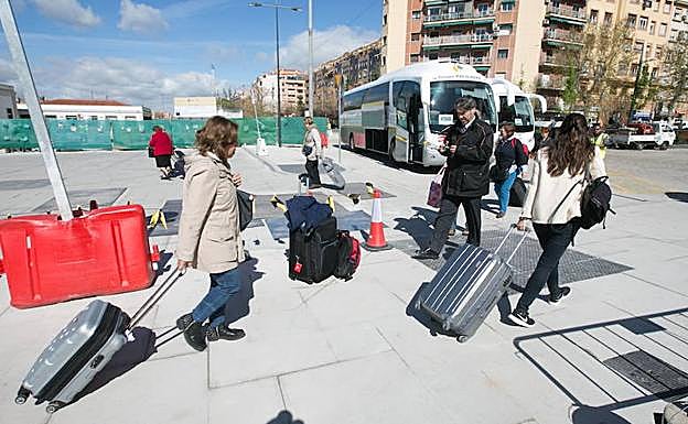 Un grupo de pasajeros se sube al autobús que conecta con el AVE en Antequera en la estación de Andaluces. 