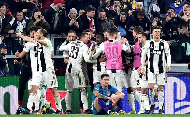 Cristiano, a la derecha, celebra junto a sus compañeros el pase mientras Giménez se lamenta en el suelo