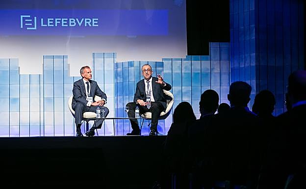 Javier Gómez (derecha), director general corporativo de LaLiga. 