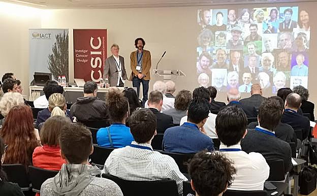 Russell junto a Julyan Cartwright, investigador del IACT (UGR-CSIC).