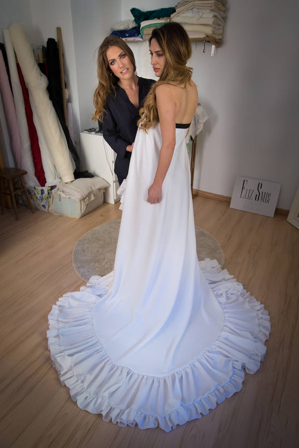 Faltan menos de dos semanas para que la diseñadora Elis Smis presente su nueva colección en Atelier Couture de Madrid, la pasarela de alta costura más importante de España. Así es un día de trabajo en su taller de Guadix.