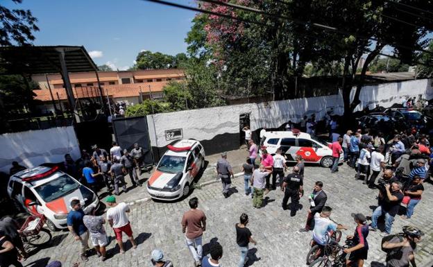 Miembros de la Policía montan guardia en una escuela tras un tiroteo, este miércoles, en la región metropolitana de Sao Paulo. 