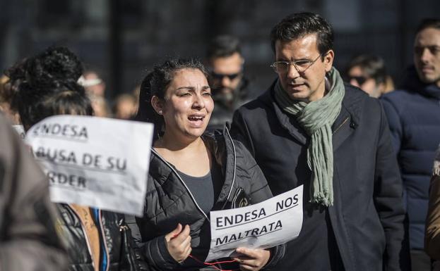 El alcalde de Granada, Francisco Cuenca, junto a una de las vecinas afectadas por los cortes de luz en la manifestación de 9 de febrero.