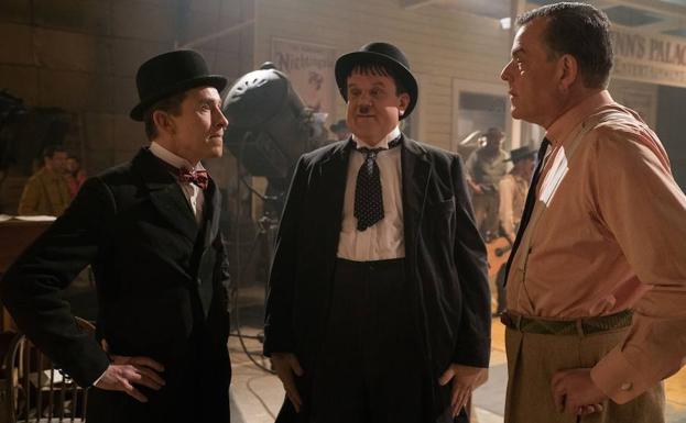 Stan Laurel (Steve Coogan), Oliver Hardy (John C. Reilly) y Hal Roach (Danny Huston).
