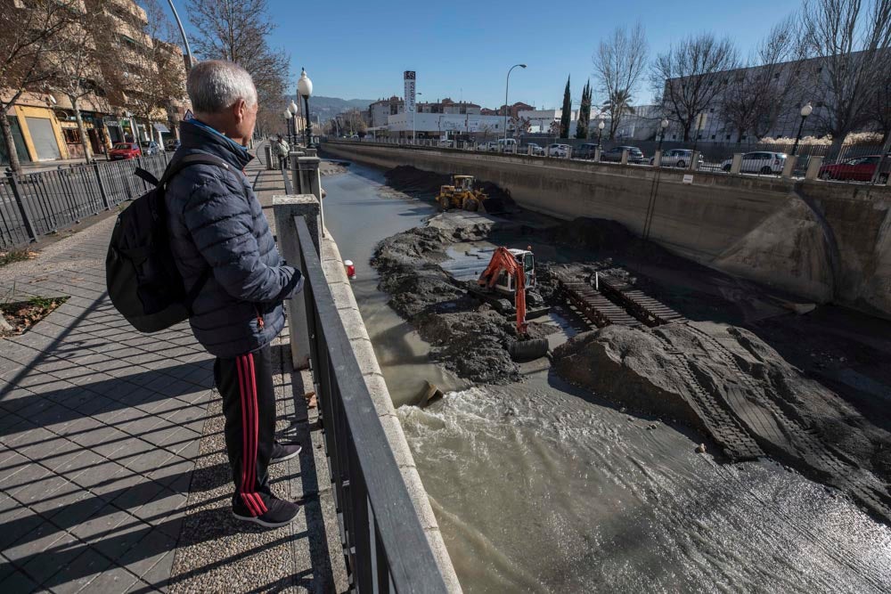 El Ayuntamiento de Granada ha invertido 145.000 euros en la limpieza del río, del que se han sacado veinte toneladas de basura, entre las que incluye bicicletas y colchones.