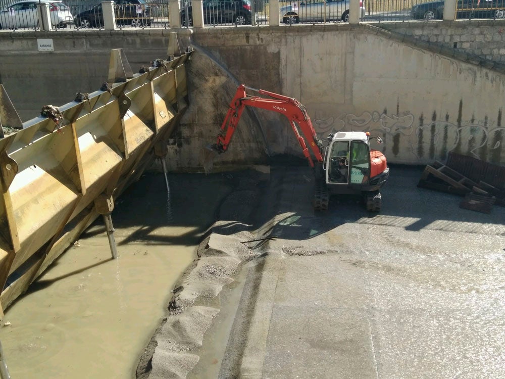 El Ayuntamiento de Granada ha invertido 145.000 euros en la limpieza del río, del que se han sacado veinte toneladas de basura, entre las que incluye bicicletas y colchones.