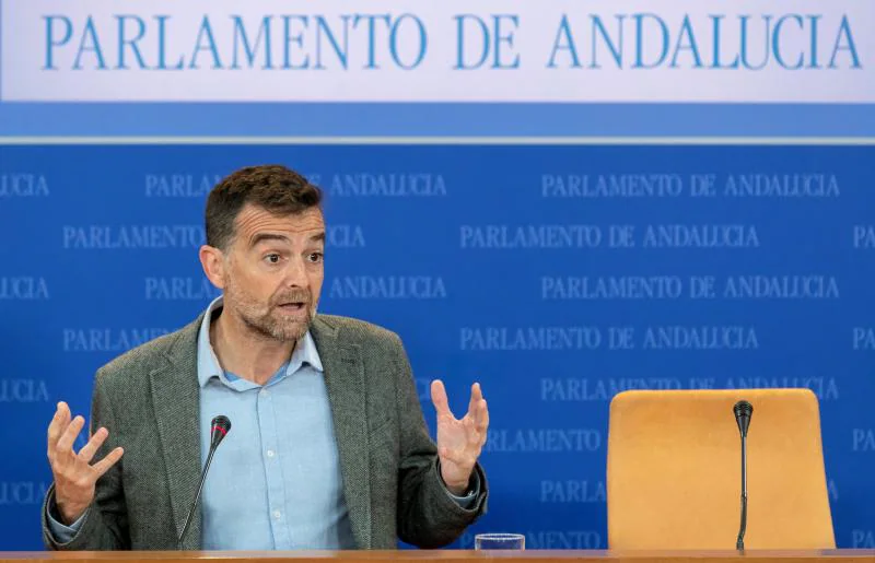 El portavoz de Adelante Andalucía, Antonio Maíllo, durante la rueda de prensa ofrecida ayer en el Parlamento de Andalucía en Sevilla.