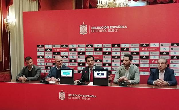 Luis De la Fuente (segundo por la izquierda) junto a Francis Hernández (primero), Paco Cuenca (centro), Eduardo Castillo (cuarto) y Pepe Macanás (primero por la derecha). 