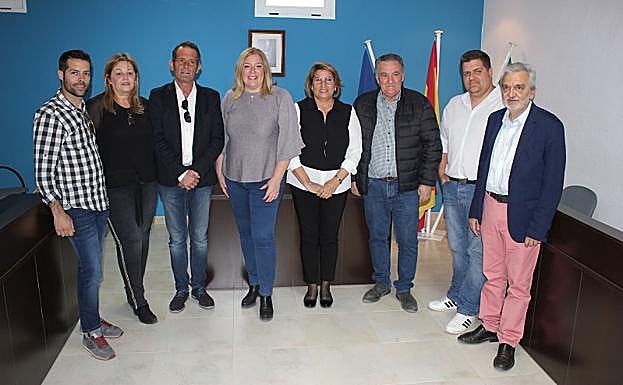 Flor Almón y Concepción Abarca junto a Antonio Escámez y los vocales de la ELA tras firmar el convenio. 