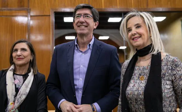 Juan Marín y la fiscal superior de Andalucía, Ana Tárrago, en el Parlamento