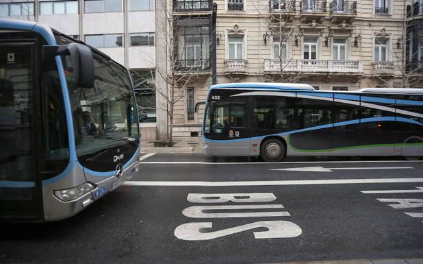 Dos autobuses de la LAC cruzan Gran Vïa