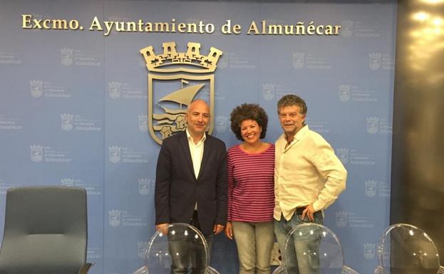 Imagen principal - Sergio García Alabarce con representates de la asociación Amigos de la Playa de Cantarriján. 