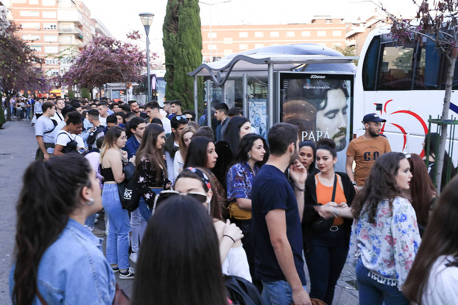 Cientos de jóvenes guardan cola en la zona de Neptuno a la espera de coger un autobús que los lleve a una de las fiestas organizadas por las discuotecas para celebrar la entrada de la nueva estación.