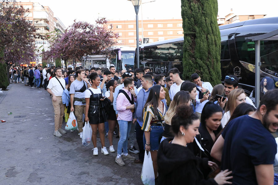 Cientos de jóvenes guardan cola en la zona de Neptuno a la espera de coger un autobús que los lleve a una de las fiestas organizadas por las discuotecas para celebrar la entrada de la nueva estación.