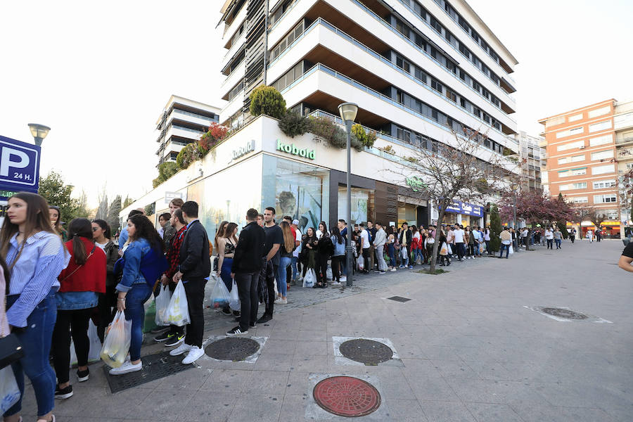 Cientos de jóvenes guardan cola en la zona de Neptuno a la espera de coger un autobús que los lleve a una de las fiestas organizadas por las discuotecas para celebrar la entrada de la nueva estación.