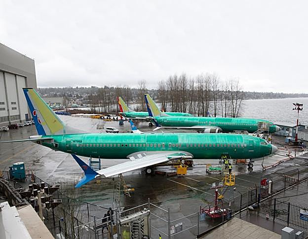 Flota en tierra. Aparatos como el siniestrado el pasado domingo en Etiopía permanecen inmovilizados en un aeropuerto de China, tras la prohibición de continuar su actividad. 