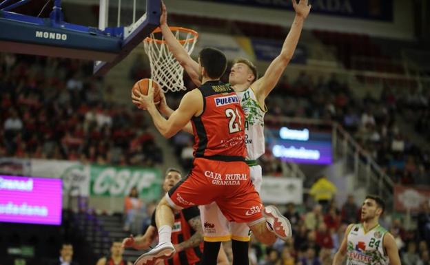 Lance del partido entre el Covirán y el Huesca. 