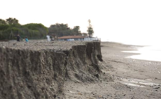 Escalón en playa Granada tras un temporal. 